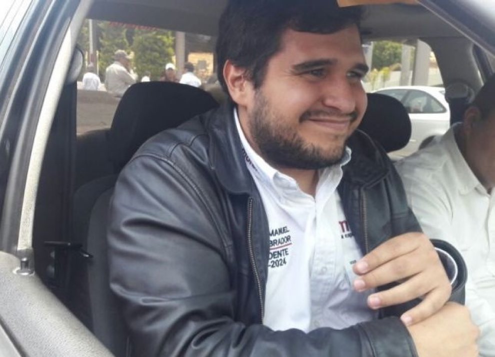 labastidaerika1's tweet photo. Con esa carita de pendejo es Bobby y nos está robando millones a los mexicanos. Y que creen ?? es el otro delincuente hijo de López Obrador https://t.co/JSj92l4KJ4