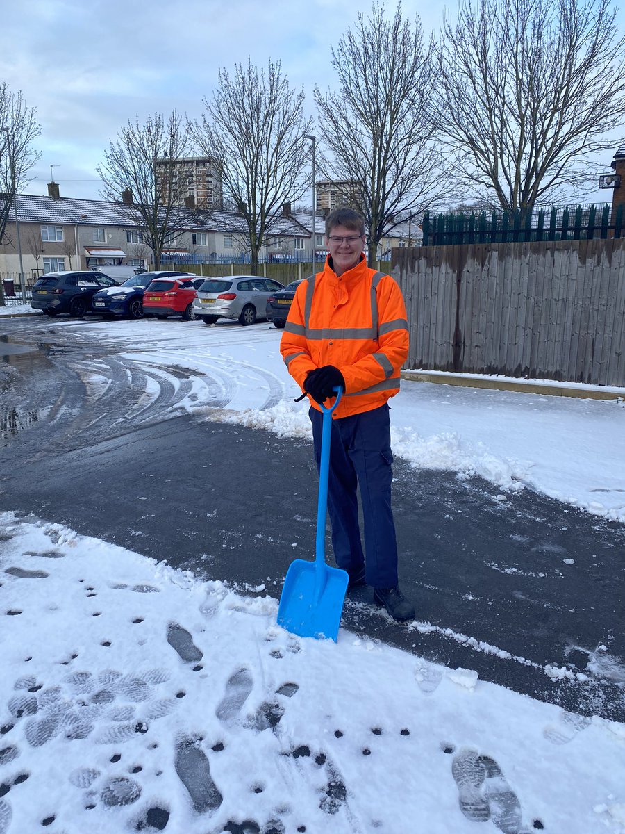 Jan_Torus's tweet photo. Now look who I bumped into at #TheMaples in Kirkby this morning @PoliceAutSup getting stuck in and helping out @HMS to clear the snow for the safety of other residents. Well done Thomas. https://t.co/yfnKrRppoo