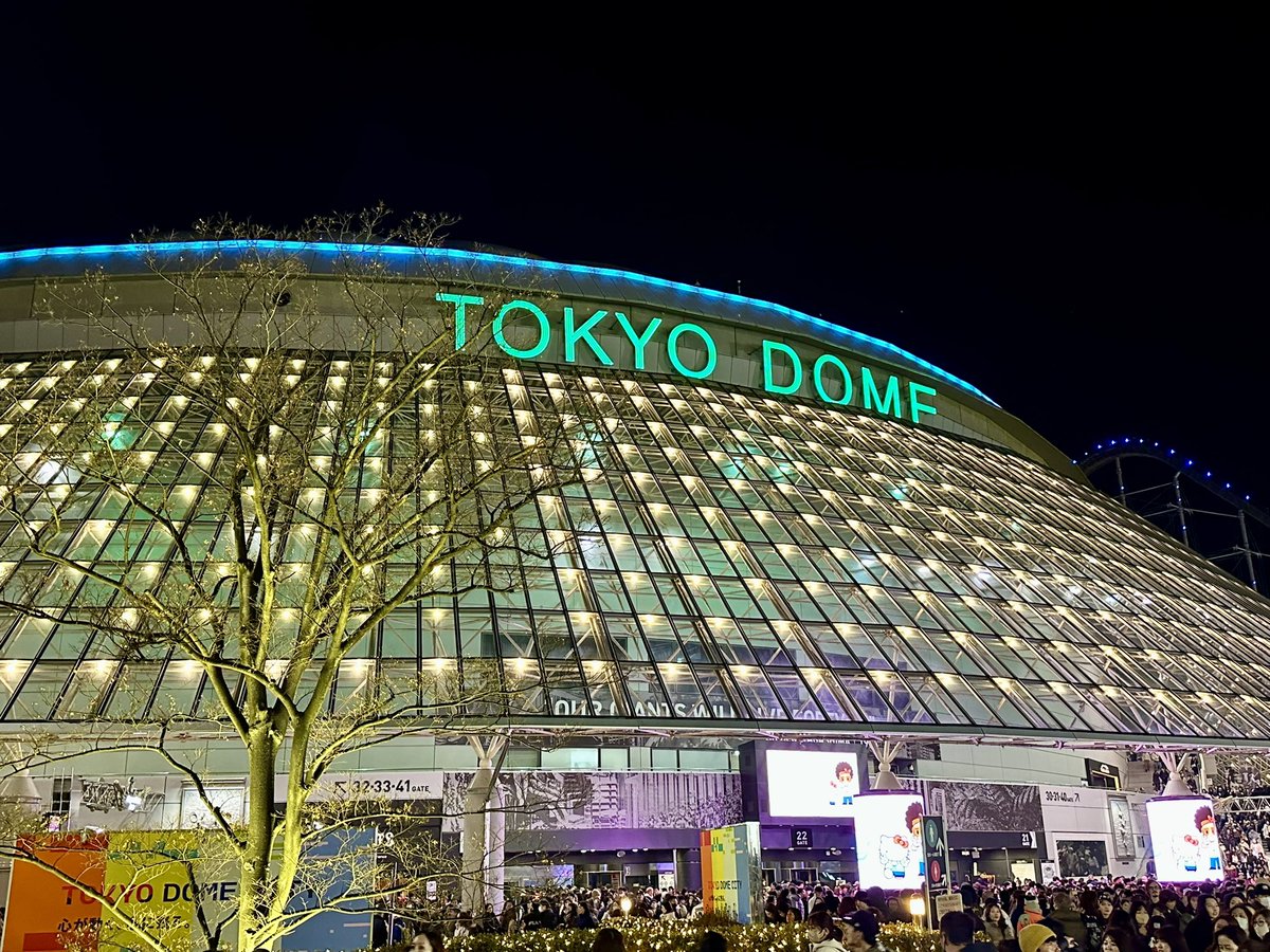 u32i_kee's tweet photo. 日曜日は初めてのブルーノ・マーズ！24K Magicでスタートして最後のUptown Funkまでボーカルもパフォーマンスもずっとパワフルで圧巻で、濃く楽しい時間でした✨🎤🎸🎹 ✨
ペンラも買たしまた行きたいな https://t.co/6huXDE19J0