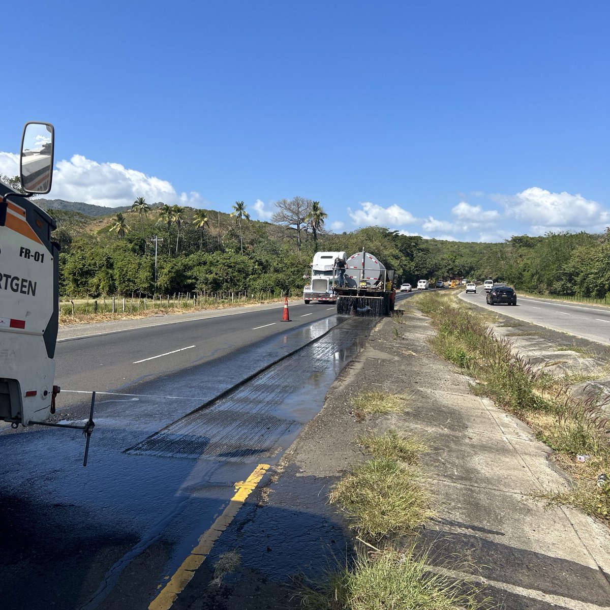 MOPPma's tweet photo. Con el objetivo de mejorar la movilidad de los autos que se dirigen al interior del país, nuestro #EquipoMOP👷🏻‍♂️ realiza perfilado en la vía Bejuco - Sajalices, para el cambio de la carpeta asfáltica, como parte proyecto del mantenimiento de la C.P.A, tramo La Chorrera- Penonomé. https://t.co/u8jE9tYwdU
