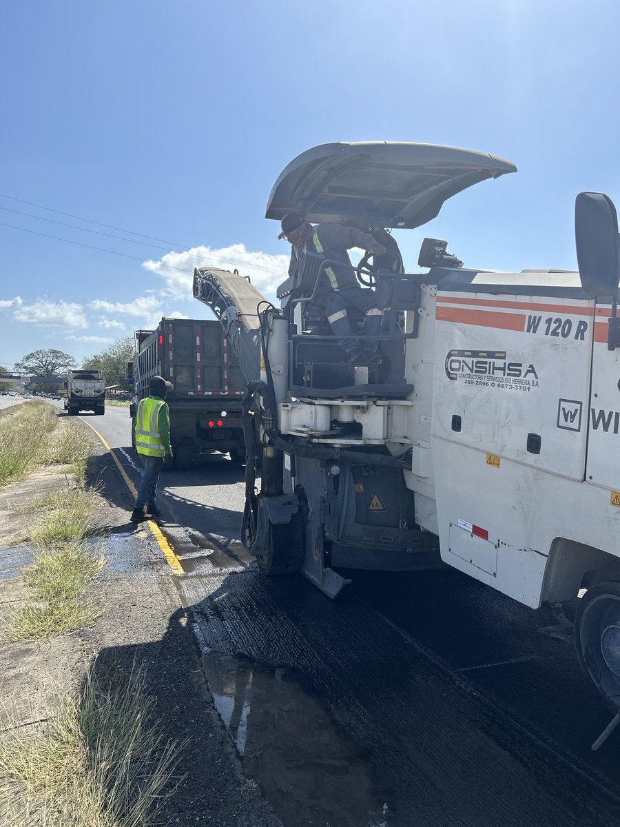 MOPPma's tweet photo. Con el objetivo de mejorar la movilidad de los autos que se dirigen al interior del país, nuestro #EquipoMOP👷🏻‍♂️ realiza perfilado en la vía Bejuco - Sajalices, para el cambio de la carpeta asfáltica, como parte proyecto del mantenimiento de la C.P.A, tramo La Chorrera- Penonomé. https://t.co/u8jE9tYwdU