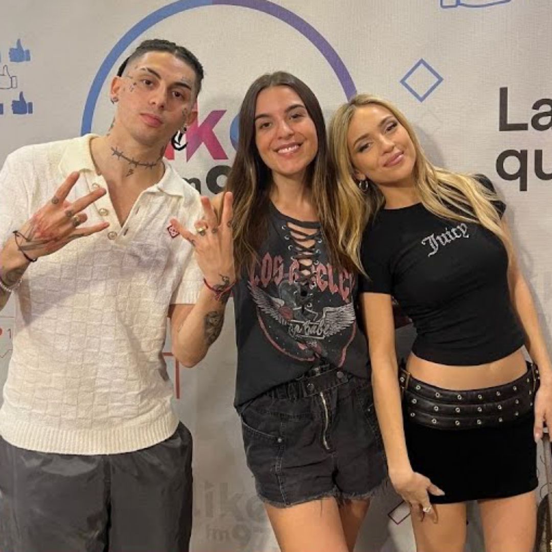 ZZNoficial's tweet photo. 📻 @AnaMenaMusic paso por #TardeLike junto a @KheaYf para presentar la Remezcla de #ComoYoTeQuiero 🎼 Revivi la Entrevista que les concedieron a @DelfiUbierna en el Aire de la 97.1FM: https://t.co/muOFb1ezGW 🔊 https://t.co/kfxFiTxPnP