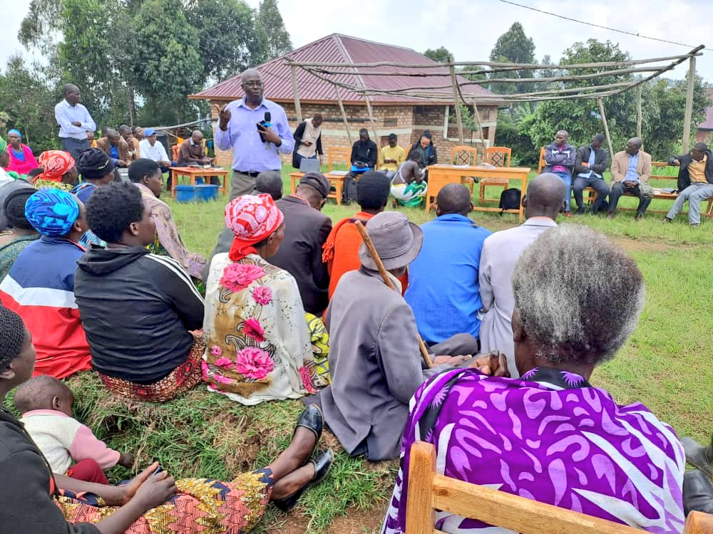 rulindodistrict's tweet image. Gusura abaturage aho batuye no kubakemurira ibibazo byakorewe no mu Murenge wa #Kinihira, aho basuwe n'Umuyobozi w'Akarere wungirije ushinzwe ubukungu @RugerinyangeT;  Umuyobozi w'Akarere wungirije ushinzwe imibereho myiza @MutagandaT akaba yasuye Umurenge wa #Kisaro.