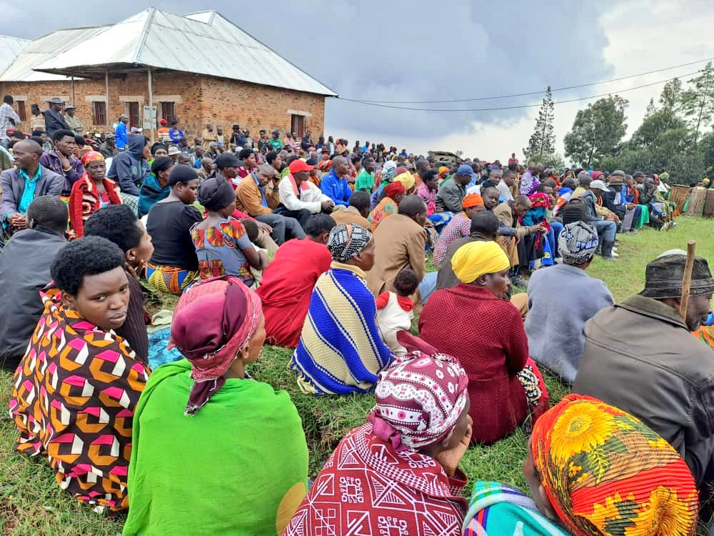 rulindodistrict's tweet image. Gusura abaturage aho batuye no kubakemurira ibibazo byakorewe no mu Murenge wa #Kinihira, aho basuwe n'Umuyobozi w'Akarere wungirije ushinzwe ubukungu @RugerinyangeT;  Umuyobozi w'Akarere wungirije ushinzwe imibereho myiza @MutagandaT akaba yasuye Umurenge wa #Kisaro.