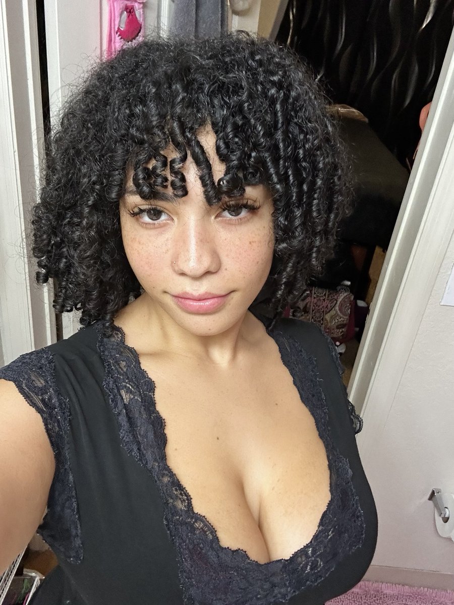 Pastelllo's tweet photo. What should my next cosplay be ?? #cosplayer #fypageシ #hellokitty #fortnite https://t.co/O86JW15abW