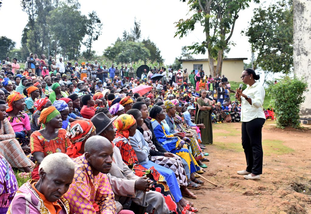 rulindodistrict's tweet image. Gusura abaturage aho batuye no kubakemurira ibibazo byakorewe no mu Murenge wa #Kinihira, aho basuwe n'Umuyobozi w'Akarere wungirije ushinzwe ubukungu @RugerinyangeT;  Umuyobozi w'Akarere wungirije ushinzwe imibereho myiza @MutagandaT akaba yasuye Umurenge wa #Kisaro.