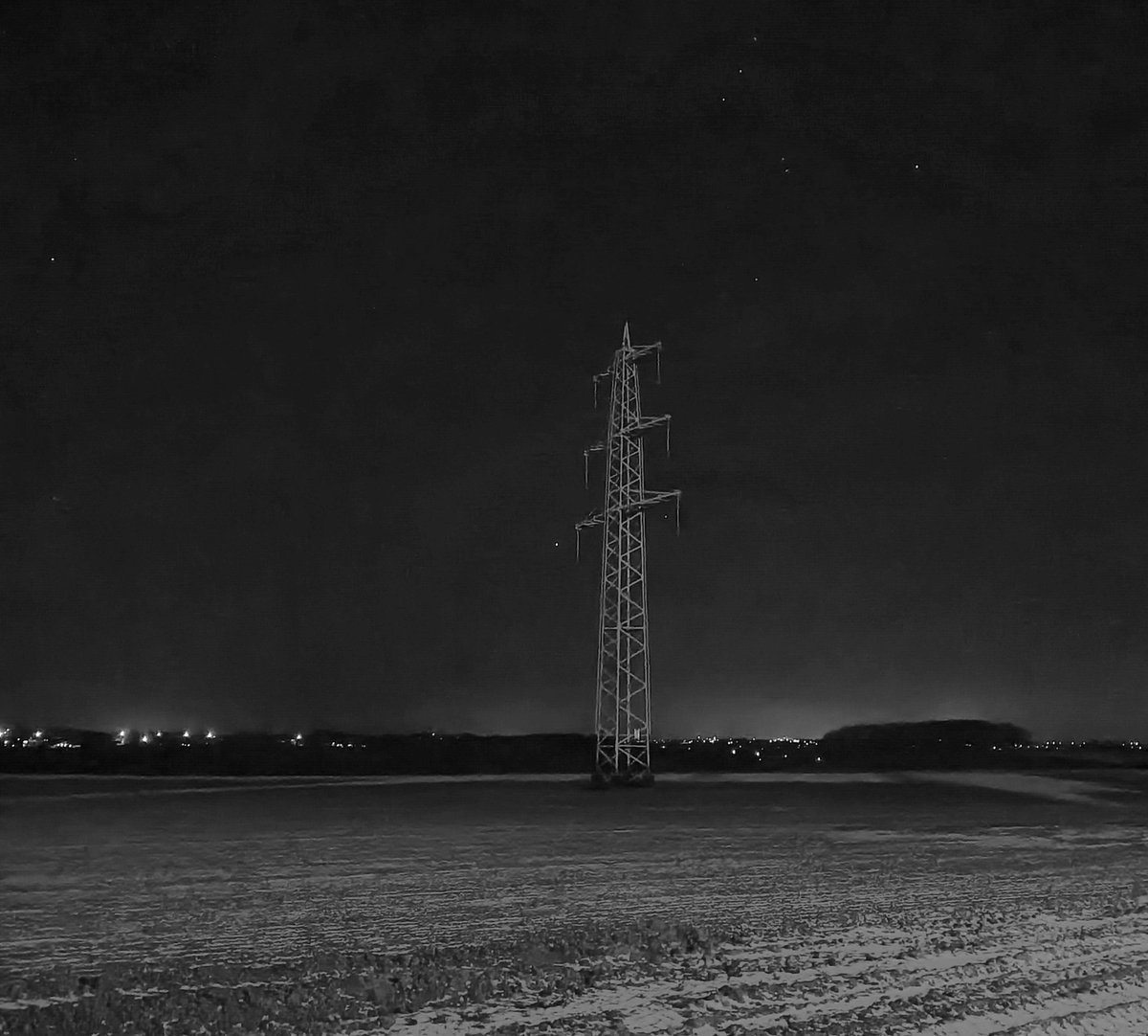 G7KVE's tweet photo. Tonight's cloudless skies made for a cold walk.
UL499-16 (2x 220kV) has been standing in this field for EIGHTY years, and has seen many a cold night.
🌃 Orion is clearly visible in the background.
@hoogspan @engineerlondon
#鉄塔 #hydrotower #pylôneélectrique #torreeléctrica https://t.co/cvYfBoSIb1