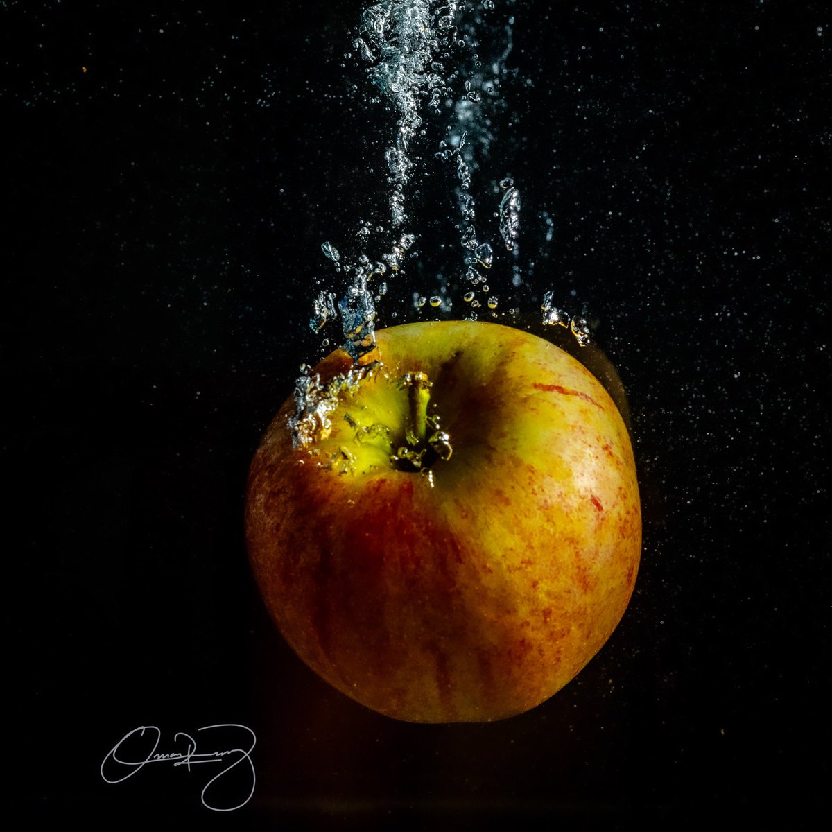 omarrmz_'s tweet photo. Capturing the resilience of Apple with a splash of creativity! 📸🍏 #WaterPhotography #AppleMagic #omarrmz #photography  #studygram  1/5 sec at f/11, ISO 640 https://t.co/ca0nQ0Zi5a