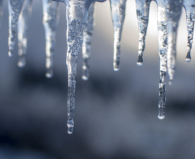 TruBuilding's tweet image. Home tips for extreme low temperatures: 
1. Keep doors and windows sealed to prevent drafts.
2. Use insulation on pipes to prevent freezing.
3. Set thermostat to a consistent temperature.
4. Leave cabinet doors open to allow warm air to reach pipes.
#TRUBUILDING #DontDoNormal