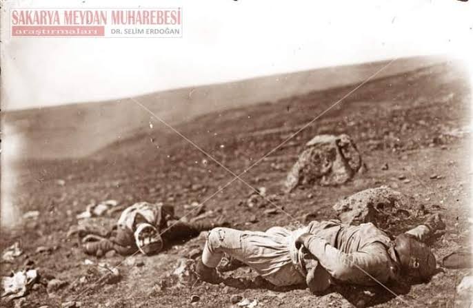 HarpCografyasi's tweet photo. Sakarya Meydan Muharebesi'ne ait en iç acıtan fotoğraflardan biri;
24-25 Ağustos 1921 günlerinde Yunan taarruzlarını Kocaderetepe mevzilerinde kahramanca karşılayan 5nci Kafkas Tümeni'nden 20 kadar yiğit...
Şehit olduktan sonra naaşları Yunan askerleri tarafından bir eski Türk mezarlığının yanına bırakılmış.
2016 yılında bulmuştuk burayı. Jeoradarla teyit edildi. Tek yapılması gereken etraflarını telle çevirip başlarına bir bayrak dikmek.
8 yıl oldu. Bozkırın ortasında öylece, sahipsiz yatmaktalar. 
Saha Milli Park olduğu için yetkili ve sorumlu kurumun harekete geçmesini bekliyoruz ama Sakarya Zaferi'nin 100. yılında bile bir tane şehitlik ihyası yapmayan @milliparklar bu saatten sonra kıpırdanır mı, göreceğiz.
Yine de hatırlatalım;
@SakaryaMMT bu şehitlikleri MİLLET olarak biz yapmaya talibiz. Siz mâni olmayın yeter!
@milliparklar @TCTarim @HaymanaBelediye
@TCKulturTurizm
@ankarabbld
@AnkaraValiligi
@cagdasbayraktar