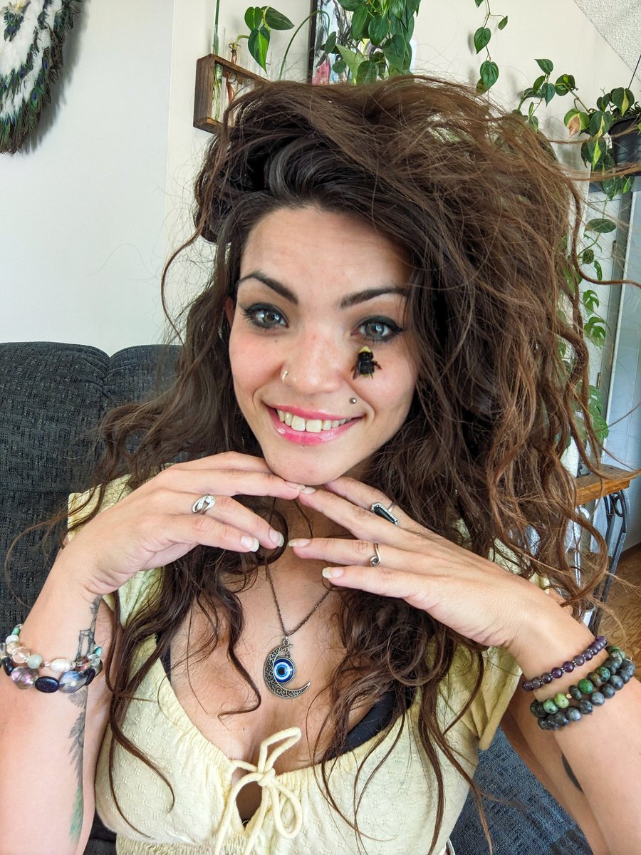 Looking for the weirdo and witchy side of twitter where u at??!