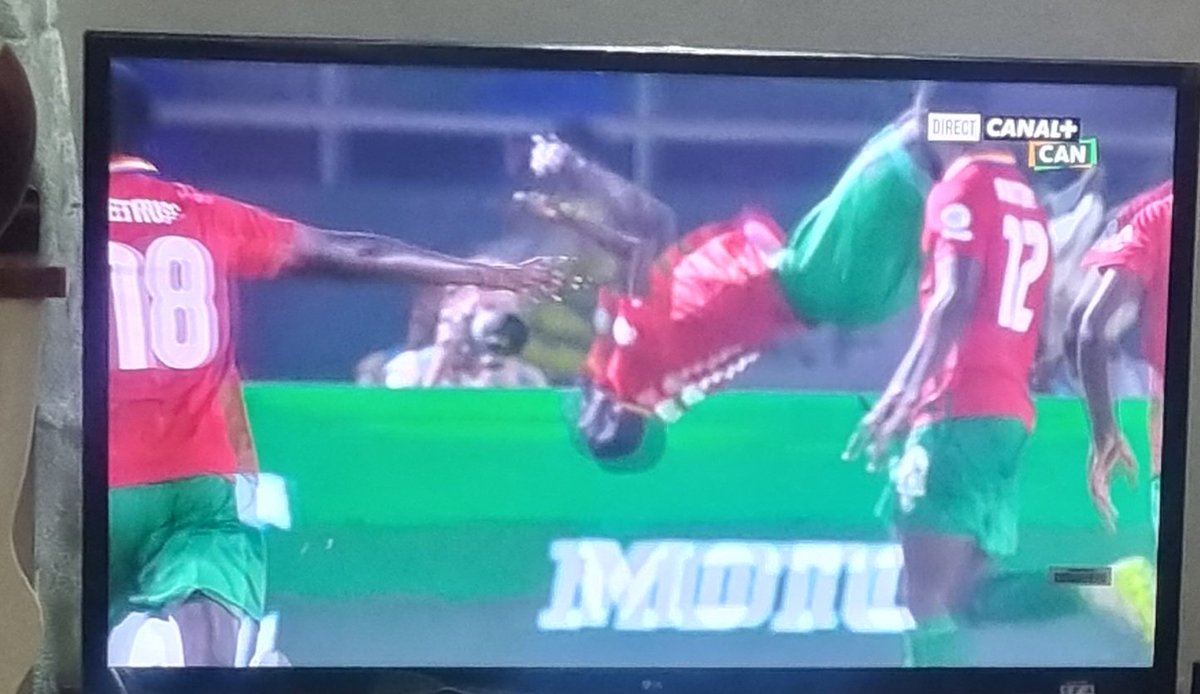 #CAN2024  Suis nulle en foot, mais super heureuse 😊 de cette victoire de la #Namibie sur #lesaiglesdeCarthage de la #Tunisie et de <a href="/kaisSaied/">Kais Saied</a>. Suivez mon regard 🤜🏽🤛🏽
Je me surprend entrain de regarder le match 🤣