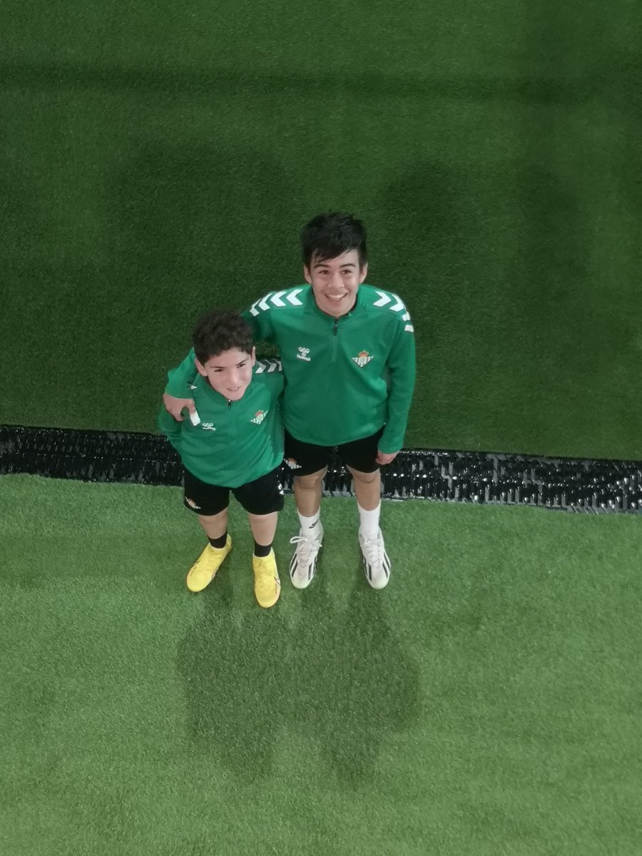 Aquí los tenemos a los dos, a Álvaro y a Diego en la Ciudad Deportiva del Real Betis.

Seguid disfrutando 👏👏👏