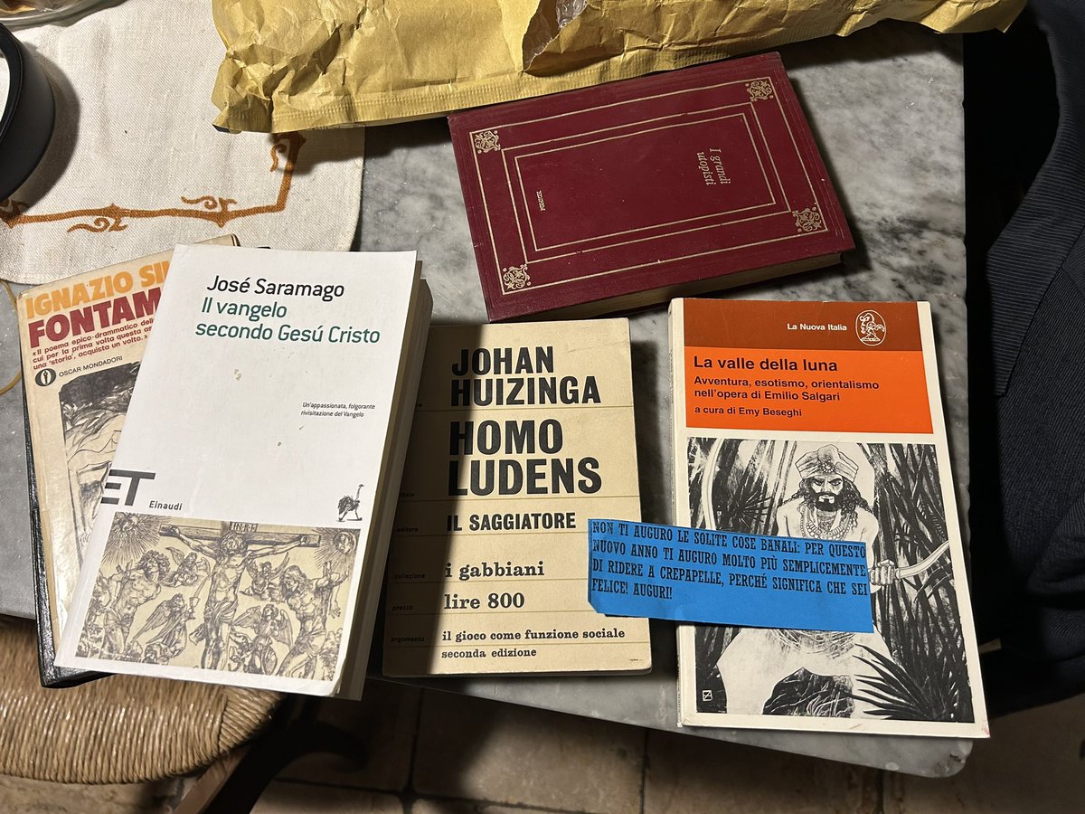 chiadegli's tweet photo. La magia della tua libraia è sapere prima di te i titoli che ti piaceranno, o ti interesseranno.
Quando arriva il pacco di @lamonicamaggi è sempre una delizia.
Grazie! #librisalvati https://t.co/75jinecppO