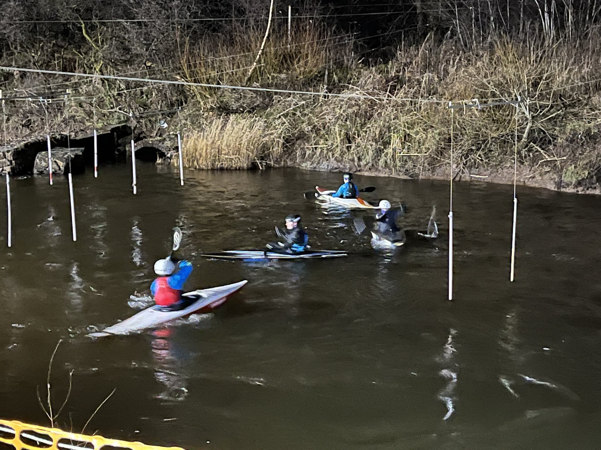 CRCATSCanoe's tweet photo. The -2 temperature 🥶 didn’t seem to put any of the paddlers and coaches off tonight, with around 18 people turning up for training in Alva tonight.

#scottishslalom #wintertraining #sportforall https://t.co/avt4BGlTsL