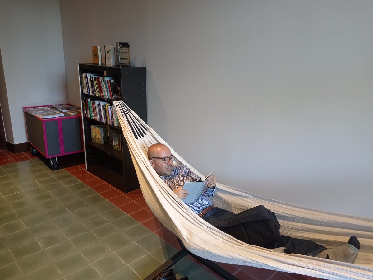 sergiorestrepoj's tweet photo. Espacios en el #ClaustroComfama para el ocio, para la pausa y con buenos libros de Bibliotecas @comfama https://t.co/KcfRlIC75K