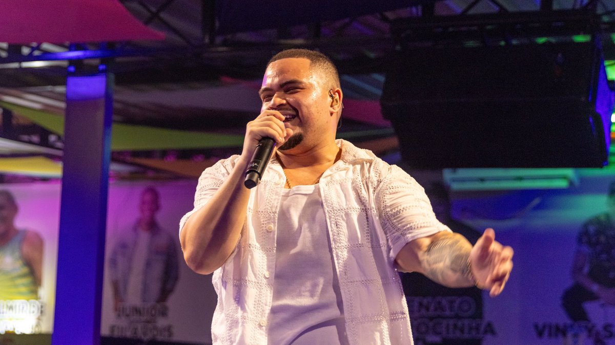 GugaNandes's tweet photo. Ainda não consigo esquecer o que foi a segunda edição do #AindaBemQueÉPagode 🔥🔥 se liga só nesse tanto de gente incrível q subiu no palco comigo! 

#TáNaMente #Gamadinho #Bokaloka #22Minutos #Roobyn #LéoGonzaga #FelipeDePaula https://t.co/5xQTudP23Y