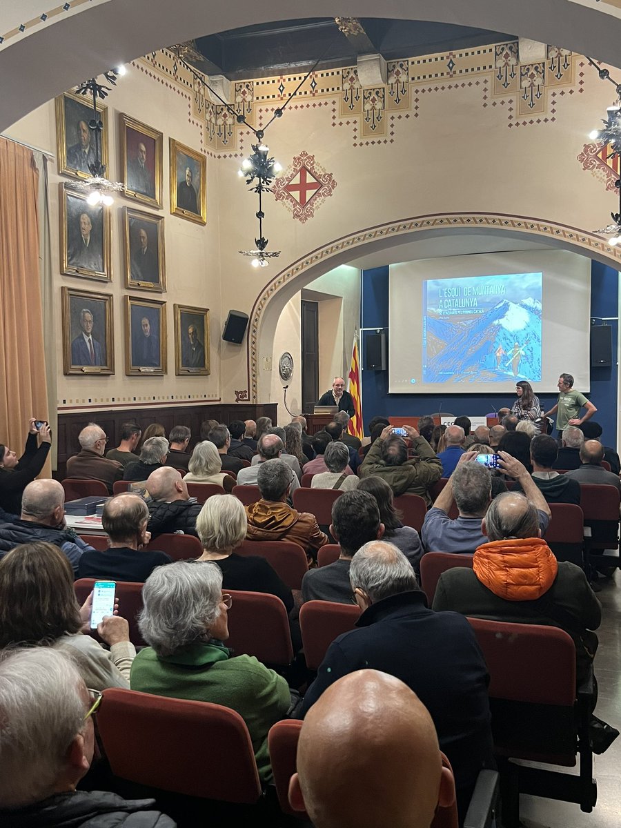 editorialalpina's tweet image. Excel·lent presentació de la @PatSoler7 del llibre l'Esquí de muntanya a Catalunya" de #PitoCosta 
Gràcies @CEC_cat per l’acollida i la @FEEC_cat per la col•laboració.
#esquídemuntanya #excursionisme