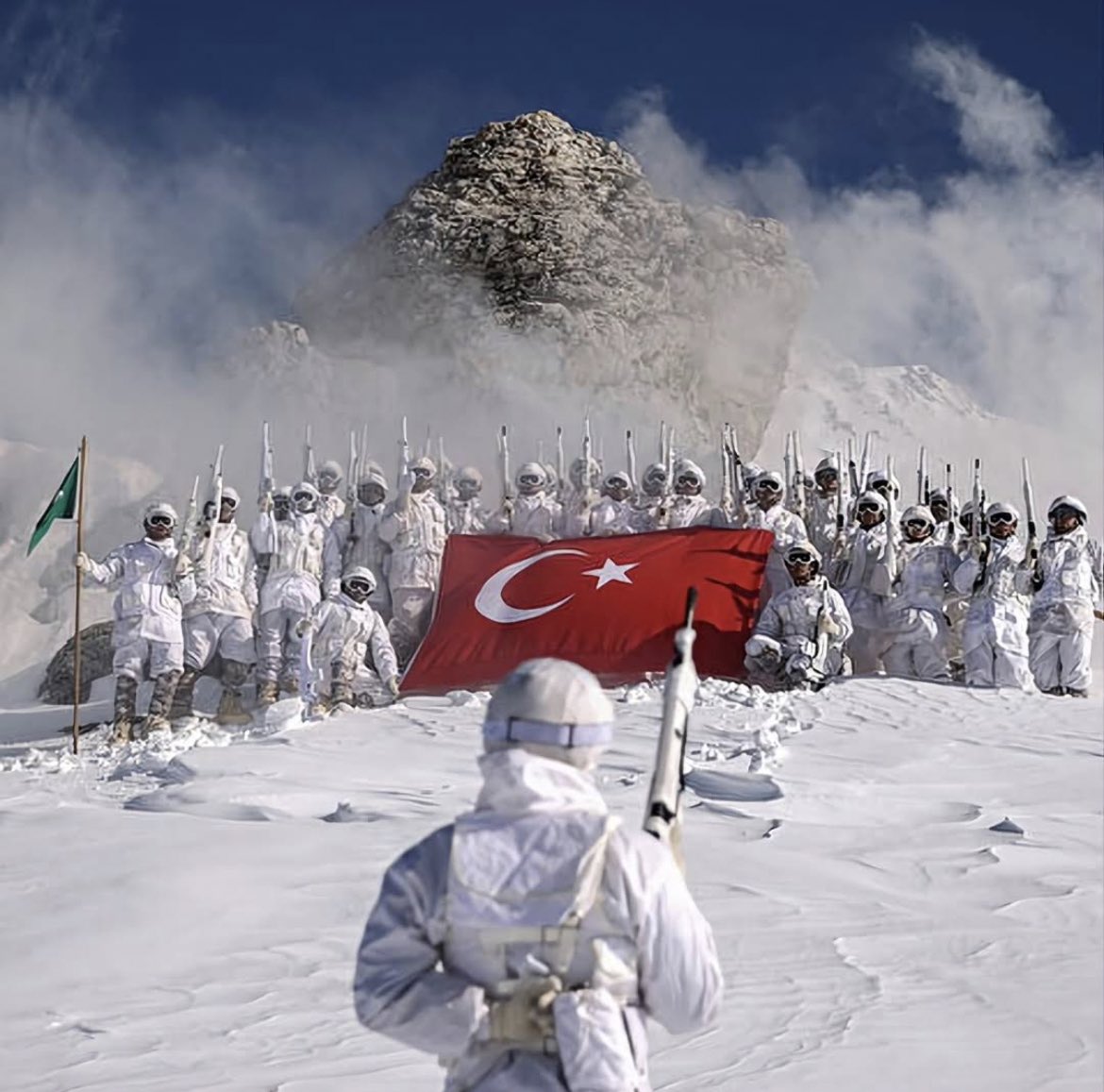 DLk__34's tweet photo. Vatan dediğin bu aslanlar, bir de bunları doğuran aslan analar… https://t.co/eA0mVuYsiu