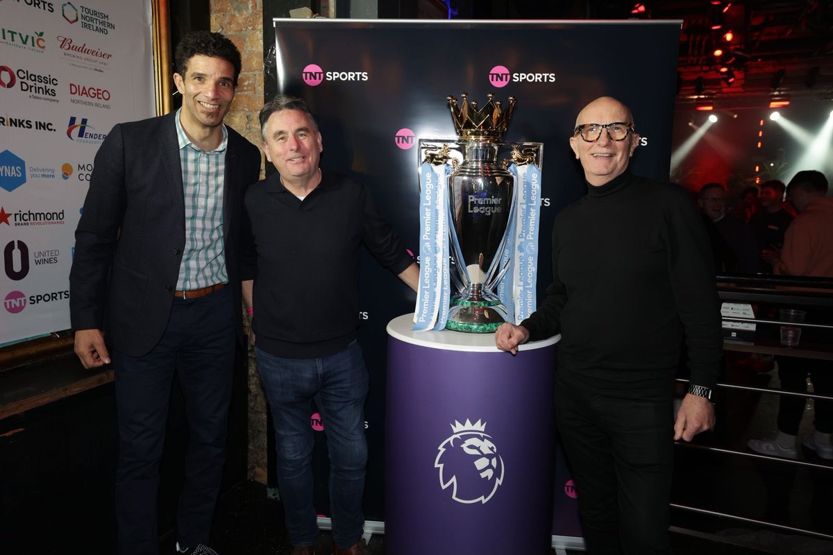 With well over 500 premier league appearances, England’s former goalkeeper David James is in the house with the Premier League trophy 🏆 ⚽️ #HUCarnival <a href="/jamosfoundation/">David James</a>