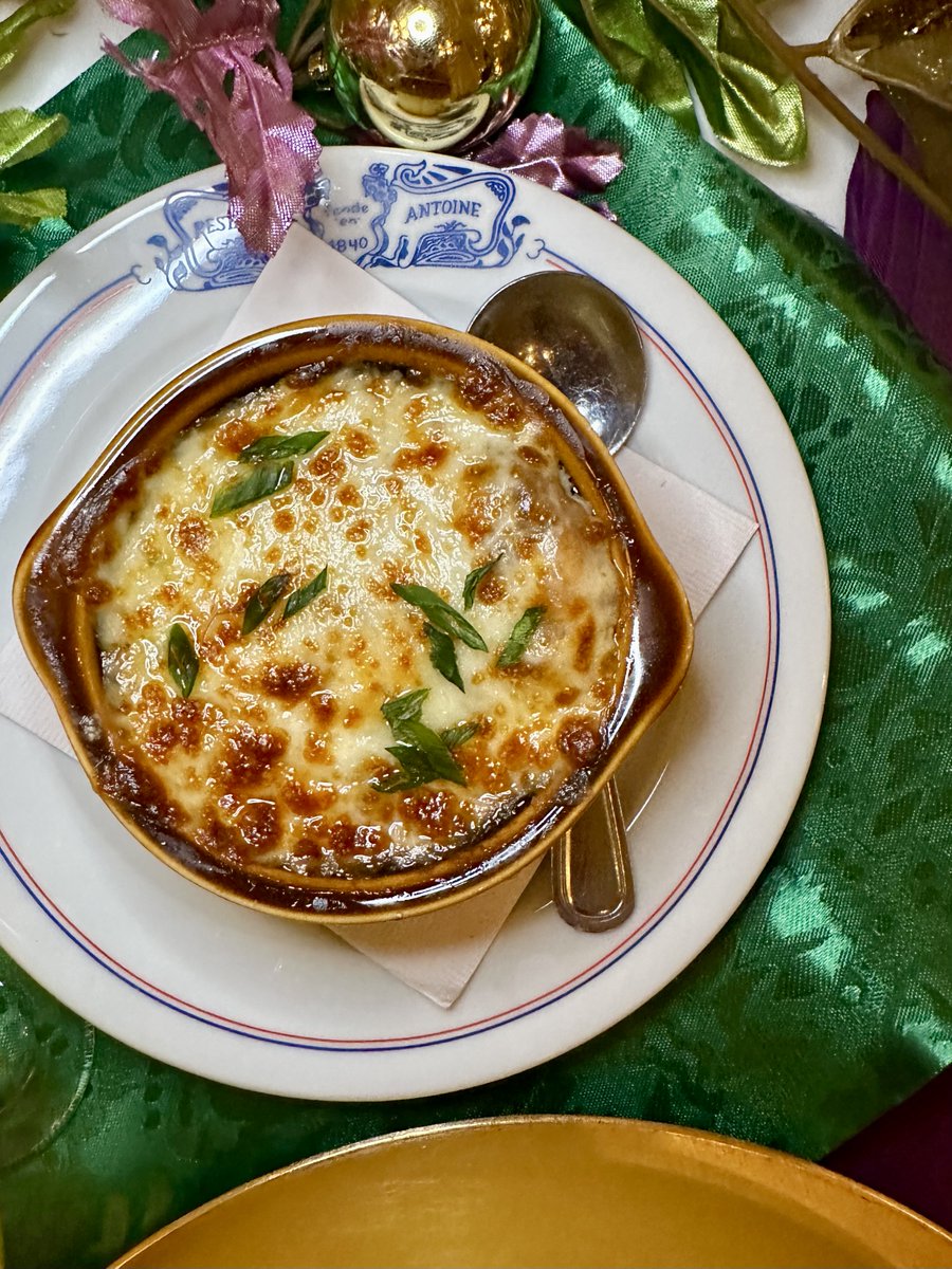 AntoinesNOLA's tweet image. Brrr...This cold weather looks like it's sticking around, how about something to warm you up?

Try a bowl of our #FrenchOnionSoup! #Caramelizedonions, rich beef broth, toasty #Frenchbread, melted #gruyere and #parmesan #cheese.

#antoinesnola #antoines1840 #soup #cheesy #nola