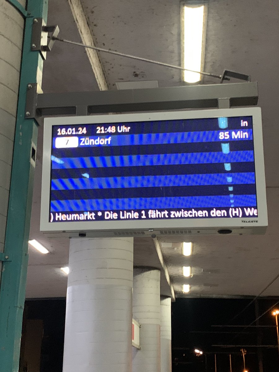 Nachts 2 Haltestellen vor der Endhaltestelle aus der Bahn geworfen. Keine Info kein garnichts. Euer ernst #kvb #kvbag #kvbköln