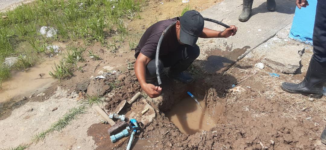 viceservicios's tweet photo. Gracias a la efectividad de la aplicación @venappsocial trabajadores de @hidrollanos1 en sinergia con las #BRIPPAS efectuaron la corrección de fuga de AP en toma domiciliaria de 1/2" en el sector Caujarito con av. Fuerzas Armadas del municipio San Fernando.

#20Ene https://t.co/2B7nAqGXTZ