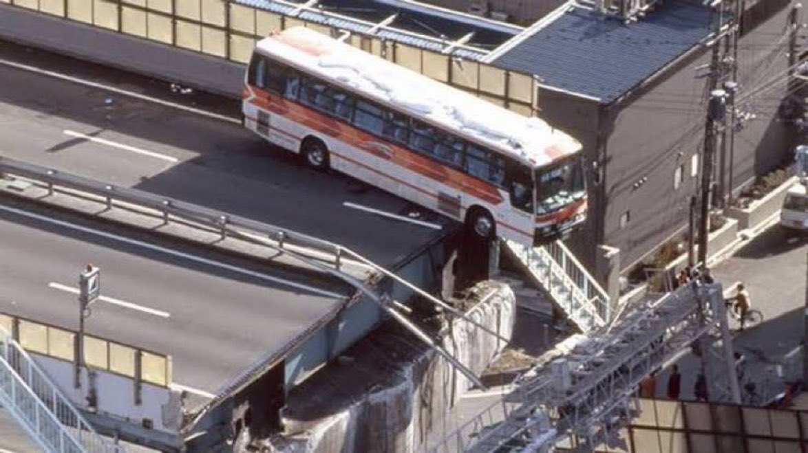 trucknakanohito's tweet photo. 阪神淡路大震災時に高速道路からの落下を間一髪で免れた三菱ふそうのエアロバス。バスが半分飛び出して今にも落ちそうだった。運転手の1人の安井義政さんは「落ちないバスの運転手」として注目を集め受験前の学生がげん担ぎの為に多く乗車した。そしてこのバスは点検後に再使用され廃車まで使用された https://t.co/hGgj0FP1mk