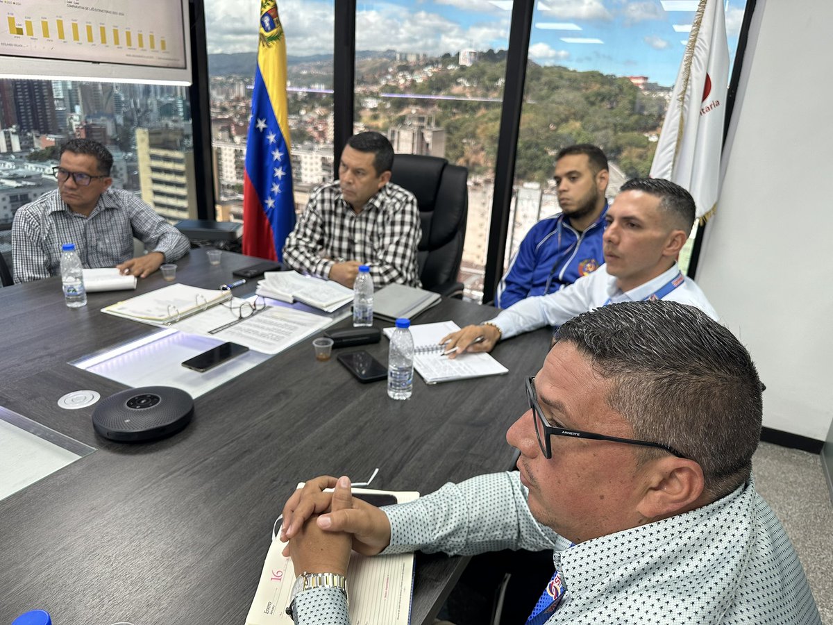 RomeroFelixE's tweet photo. ¡Feliz martes! 💪🏻 

Hoy celebramos el extraordinario resultado del esfuerzo del sector Grasas y Aceites, reflejado en el Balance General del 2023, durante el Encuentro del Comité de Control, Seguimiento y Balance Agroalimentario dirigido por el GD. Menry Fernández. 🚩 

Felicitamos a cada trabajador y productor de este sector. Estamos seguros de que en el 2024 seguiremos haciendo historia. 
🌴🇻🇪👏🏻"
