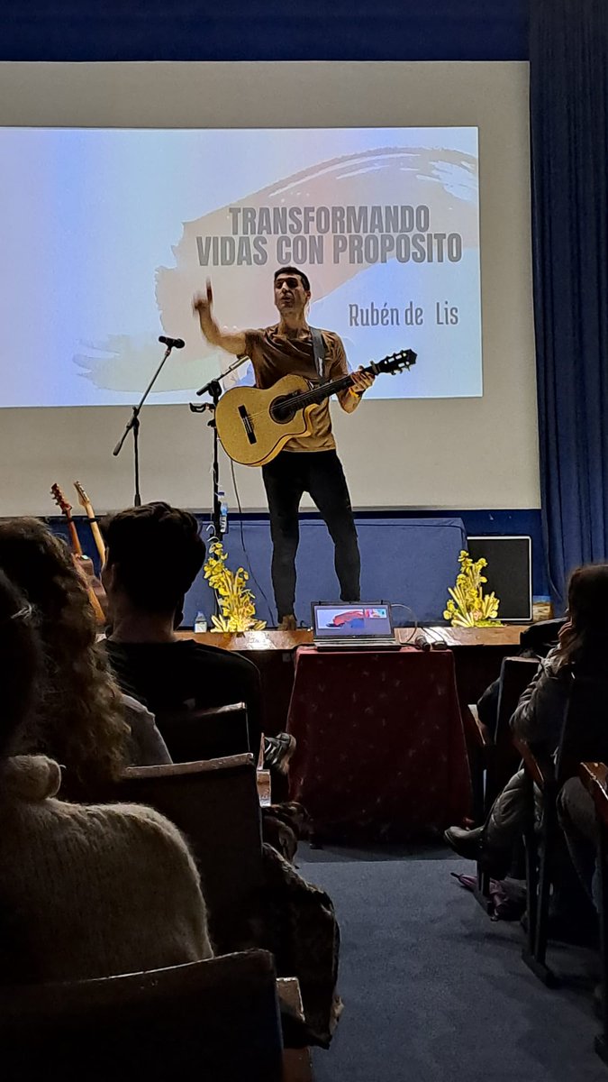 ColegioApostol's tweet photo. Esta tarde hemos disfrutado de la música y del testimonio de vida de @rubendelis. Con el título "Transformando vidas con propósito" nos hizo bailar, reflexionar, cantar y dar gracias a Dios por la vida.
Los jóvenes de 4⁰ ESO y 1º Bach acabaron encantados haciéndose fotos con él https://t.co/hciAxsKZWa