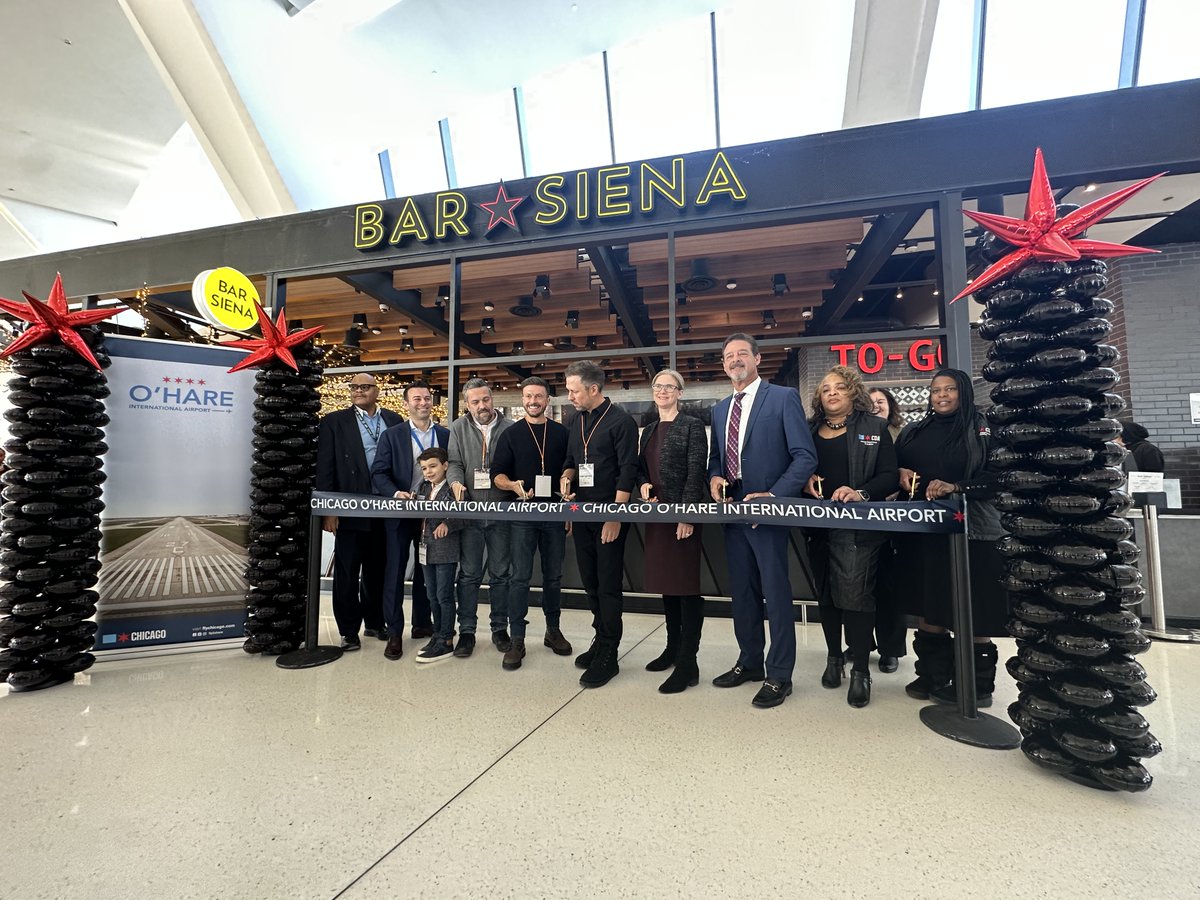 fly2ohare's tweet photo. Chop salad, shrimp spaghetti or a Margherita pizza — take your pick at the brand new @BarSiena,  now open in the eastern extension of #TheNewT5. From the West Loop to ORD, the restaurant's addition is just another example of the latest and greatest at O'Hare! https://t.co/P6STbC2lLA
