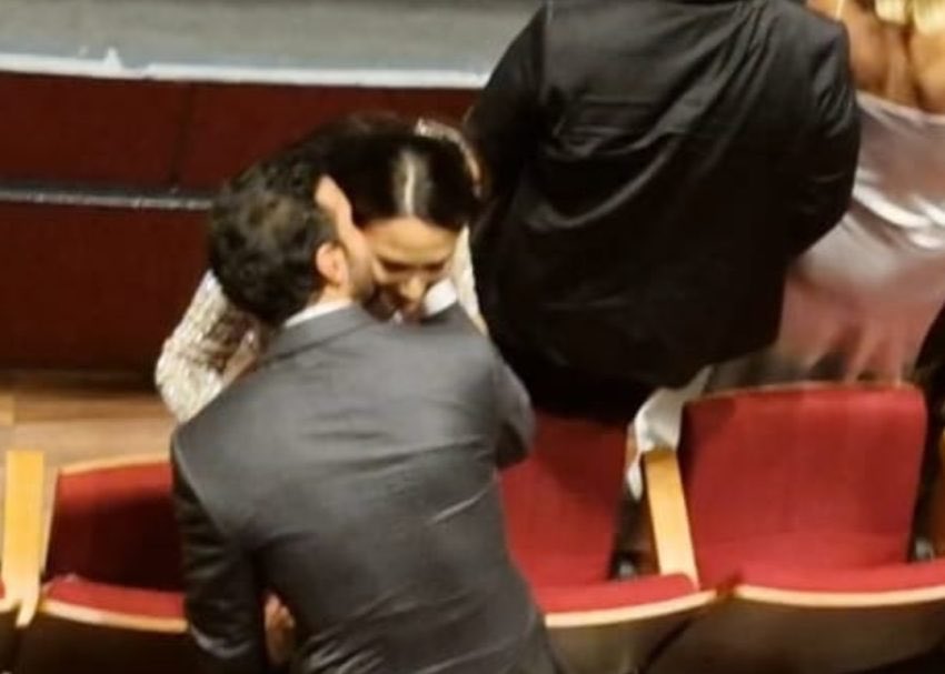 TvDunyasii's tweet image. #Lohusa filminin galasında Barış Arduç, eşi Gupse özay’ı öpücüklü tebrik etti…🧿