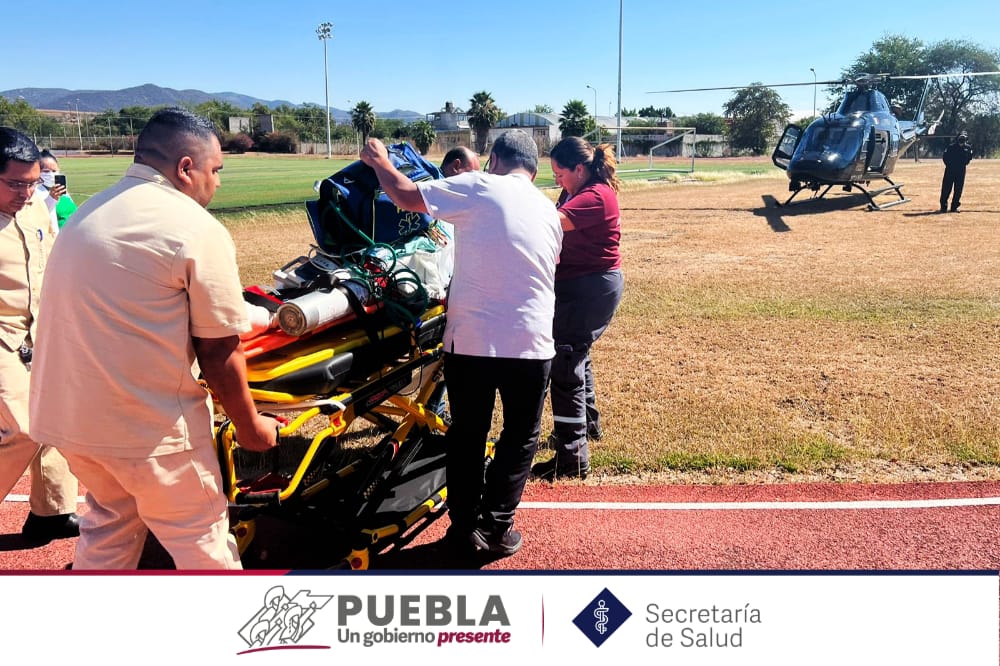 SaludGobPue's tweet photo. Personal de SUMA realizó el traslado aéreo de un hombre de 59 años con fractura de pelvis y de cadera derecha, así como choque hipovolémico, del Hospital Rural IMSS Chiautla de Tapia al Hospital de Traumatología y Ortopedia de los SSEP, para su atención oportuna y especializada. https://t.co/gDfH3nxbGt