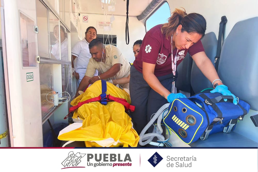 SaludGobPue's tweet photo. Personal de SUMA realizó el traslado aéreo de un hombre de 59 años con fractura de pelvis y de cadera derecha, así como choque hipovolémico, del Hospital Rural IMSS Chiautla de Tapia al Hospital de Traumatología y Ortopedia de los SSEP, para su atención oportuna y especializada. https://t.co/gDfH3nxbGt