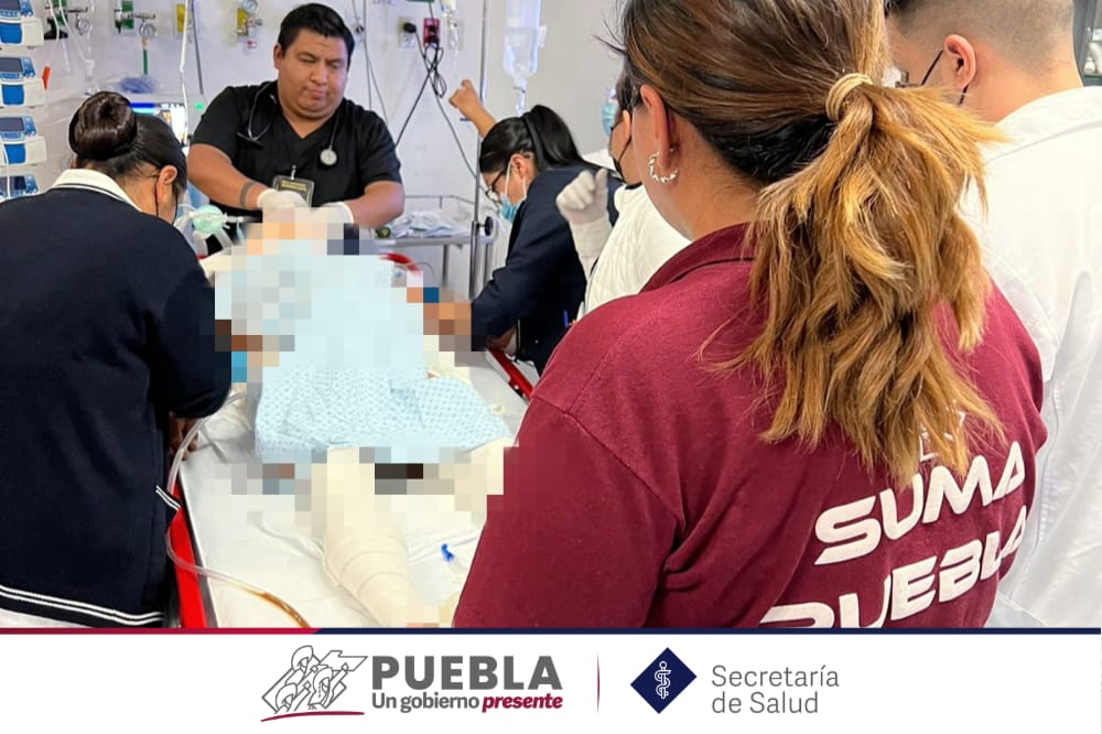 SaludGobPue's tweet photo. Personal de SUMA realizó el traslado aéreo de un hombre de 59 años con fractura de pelvis y de cadera derecha, así como choque hipovolémico, del Hospital Rural IMSS Chiautla de Tapia al Hospital de Traumatología y Ortopedia de los SSEP, para su atención oportuna y especializada. https://t.co/gDfH3nxbGt