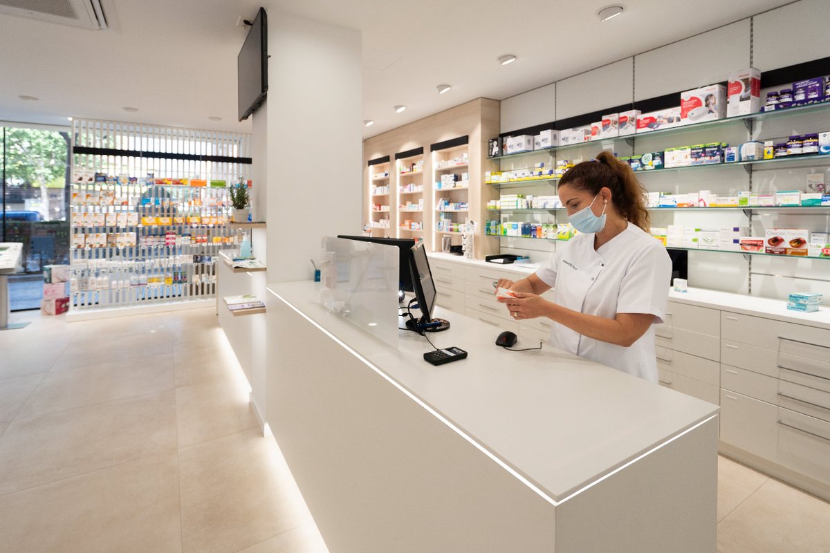Apotheka's tweet photo. ¿Tienes tus #mostradores ubicados de forma diagonal al acceso de la #farmacia? 🤔 Esto nos ayudará a aumentar la circulación del paciente por la farmacia y, por tanto, a sacar el máximo partido de los lineales con productos expuestos https://t.co/Dj0mBUtggl 📸 Farmacia Freixinet https://t.co/m43qAKuLt3