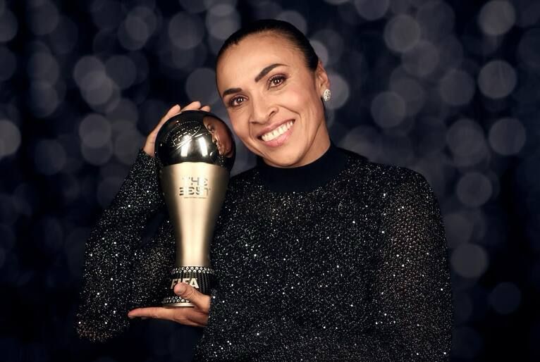 Marta, orgulho alagoano e inspiração pessoal! Ver essa mulher sendo homenageada no FIFA The Best com o 'Prêmio Marta' é emocionante. Ela não só joga, ela representa. Que venham mais conquistas para a nossa Rainha! 🌟