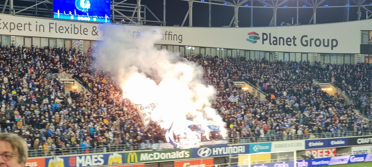 AnFlanders's tweet photo. AA Gent v Club Brugge. π§πͺ Croky Cup Quarter Final. A 𧨠pyrotastic 𧨠start to the β½οΈ. Unfortunately the @KAAGent keeper #DavyRoef injured after 12 mins and #KAAGent 1:0 down at HT #GNTBRU #Pyro #Groundhopping https://t.co/0IY6uhuIbJ