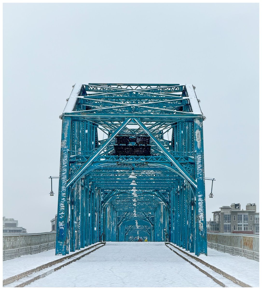 Ice, ice, baby 🌨️ ❄️ We got our little winter wonderland 😍 📸 : IG _ktz.04 #visitchatt #chattanooga #tennessee #walnutstreetbridge #snowday #snow