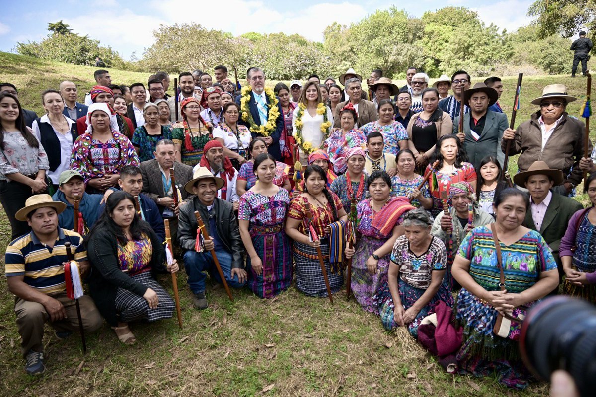 GuatemalaGob's tweet photo. El presidente @BArevalodeLeon y la vicepresidenta @KarinHerreraVP participaron en una ceremonia maya con autoridades indígenas en la cual agradecieron por el nuevo gobierno y, como símbolo de la esperanza por la transformación del país, recibieron una corona de flores. https://t.co/ilbnvf5BDr