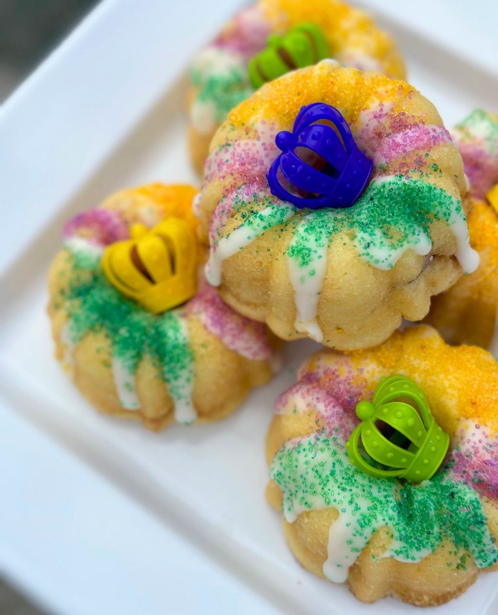 Get ready to let the good times roll, Texas and Louisiana style! 🎉 Our Mini King Cakes are here to add a sweet touch to your Mardi Gras celebrations🎭️✨️⁠
⁠
Come on by and try these mini cakes with maximum flavor!⁠
💜💚💛