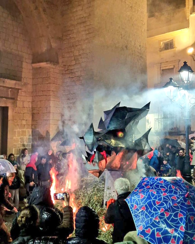 bomberosjaen's tweet photo. 🔥 Lumbre oficial de San Antón en la Plaza de San Juan.

👨🏻‍🚒 Prestamos seguridad en el encendido y desarrollo de la lumbre que se ha podido celebrar pese a las inclemencias meteorológicas. 

🚒 BUL 
👨🏻‍🚒 2 efectivos 
👨🏻‍🚒 Jefe de Servicio
🚑 Protección Civil 
🚓 Policía Local https://t.co/taHwwoJlpy