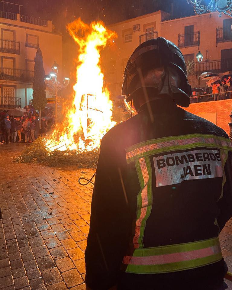 bomberosjaen's tweet photo. 🔥 Lumbre oficial de San Antón en la Plaza de San Juan.

👨🏻‍🚒 Prestamos seguridad en el encendido y desarrollo de la lumbre que se ha podido celebrar pese a las inclemencias meteorológicas. 

🚒 BUL 
👨🏻‍🚒 2 efectivos 
👨🏻‍🚒 Jefe de Servicio
🚑 Protección Civil 
🚓 Policía Local https://t.co/taHwwoJlpy
