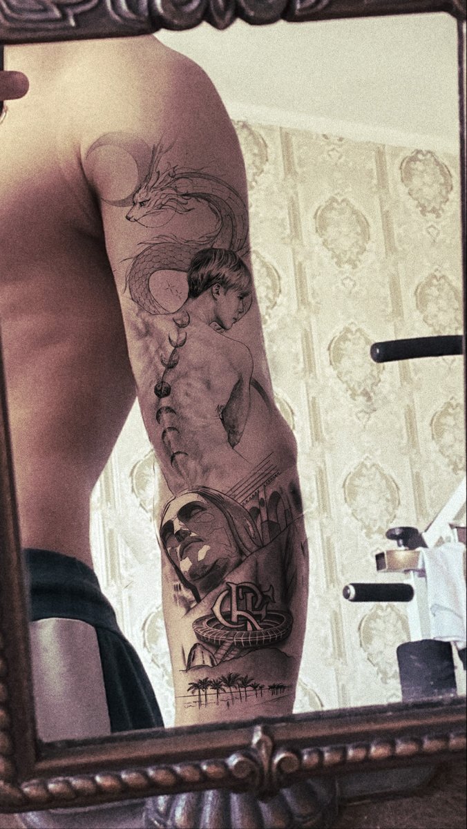 tatuei ele no braço acima da tatuagem do flamengo