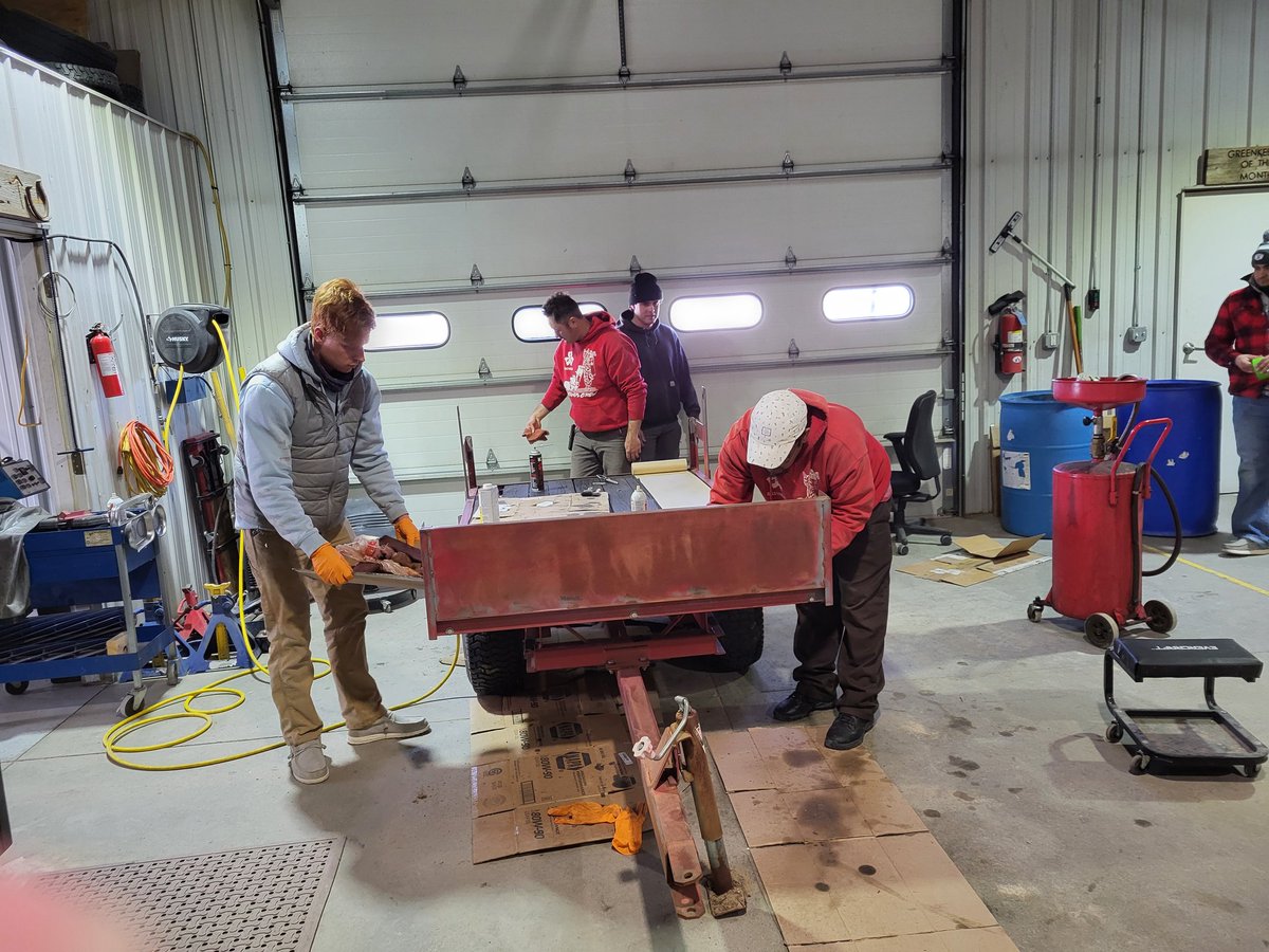 Cordlwalker's tweet image. The guys had some fun bringing this 20 year old trailer back to life with the negative temps hanging around. Bertha will be perfect for adding back to some bunker edges and moving sod around! Big thanks to our mechanic Jesús on this one!