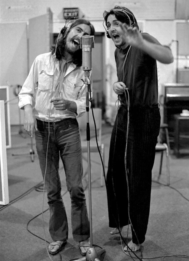 BeatlesEarth's tweet photo. George Harrison and Paul McCartney during an "Abbey Road" album session (July 1969) https://t.co/QxERAAxMjI