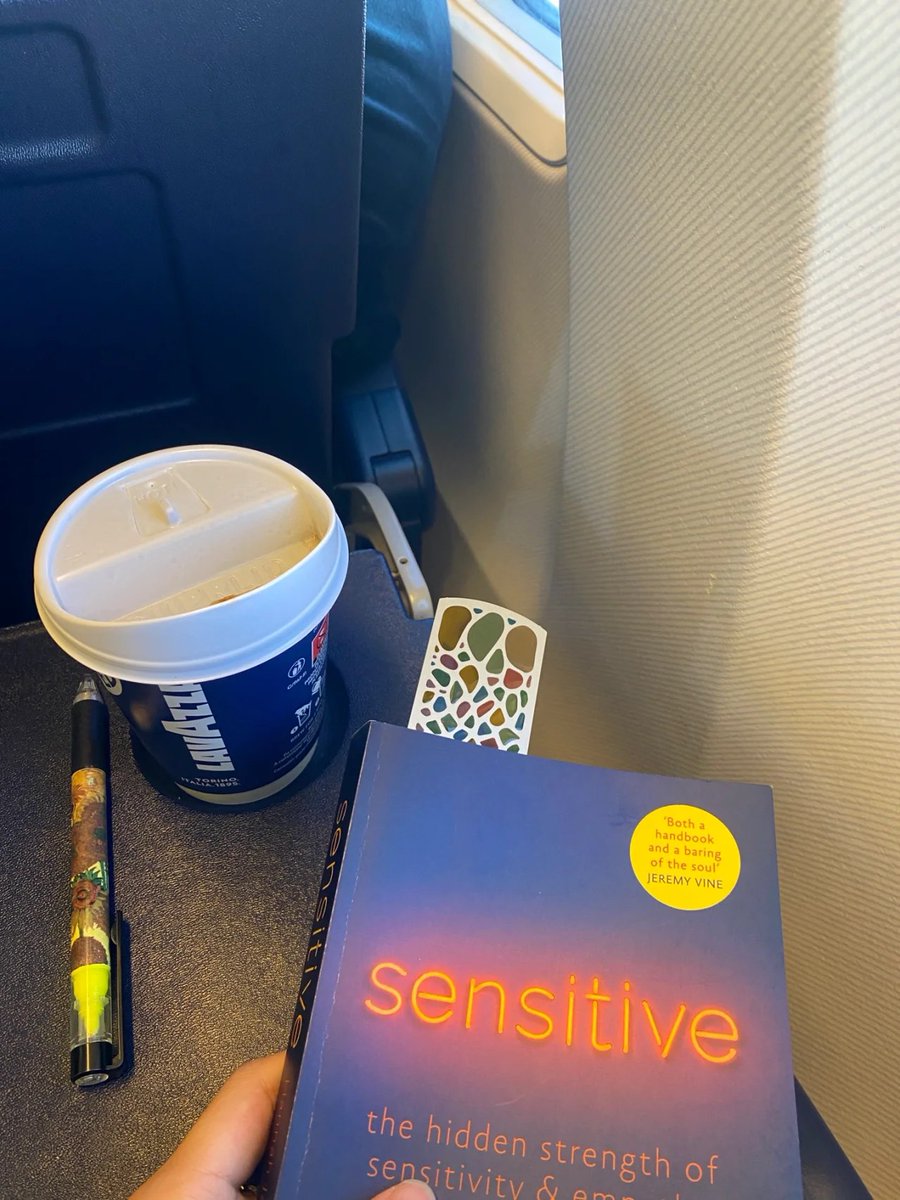 jfx888's tweet photo. Just me, my book, and a cup of coffee at 30,000 feet. Who knew reading in the plane could be so relaxing? #BookWorm #TravelReading https://t.co/uEwtxaWaj5