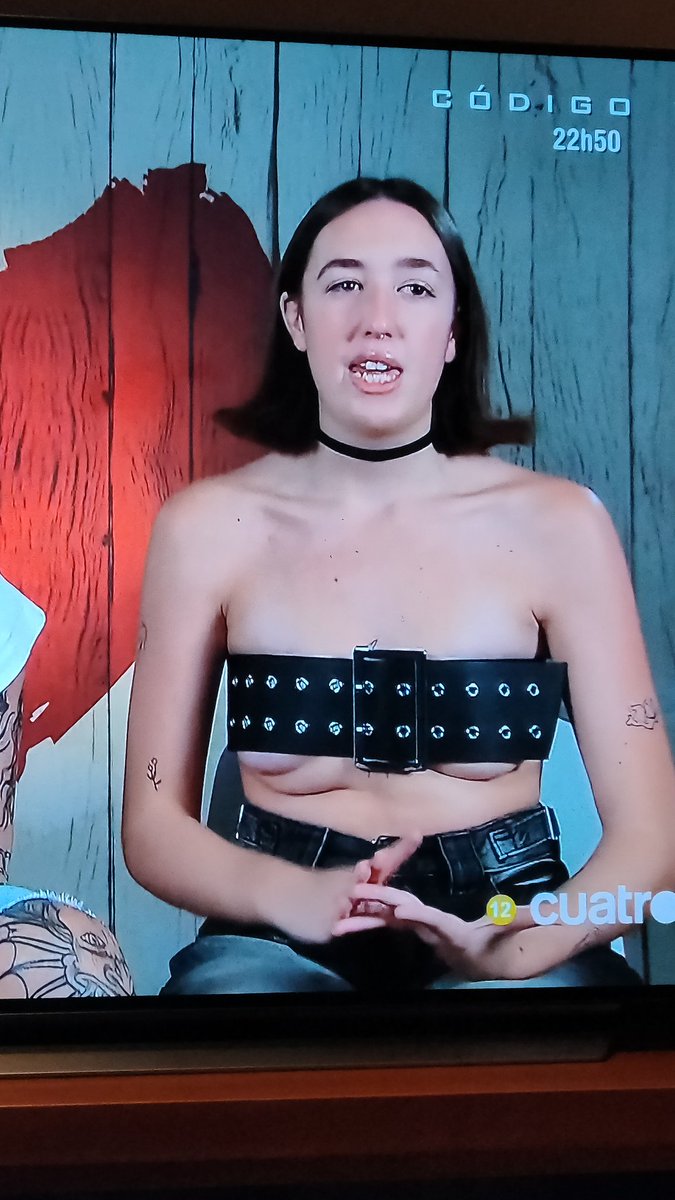iris_arisa's tweet photo. Alguien me explica este outfit con triple teta? #FisrtDates #Cuatro https://t.co/3haJxJI2KJ