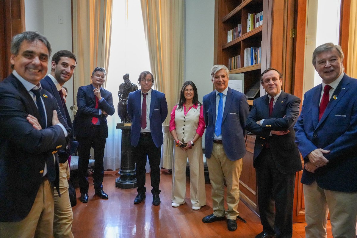 🤩🏅 ¡Gran homenaje a cargos estratégicos de nuestros Juegos egresados de la UC! 👏🏼 👉🏼 El rector de la Pontificia Universidad Católica de Chile, Ignacio Sánchez, homenajeó a miembros del equipo directivo de nuestra corporación #Santiago2023🇨🇱, quienes realizaron su carrera…