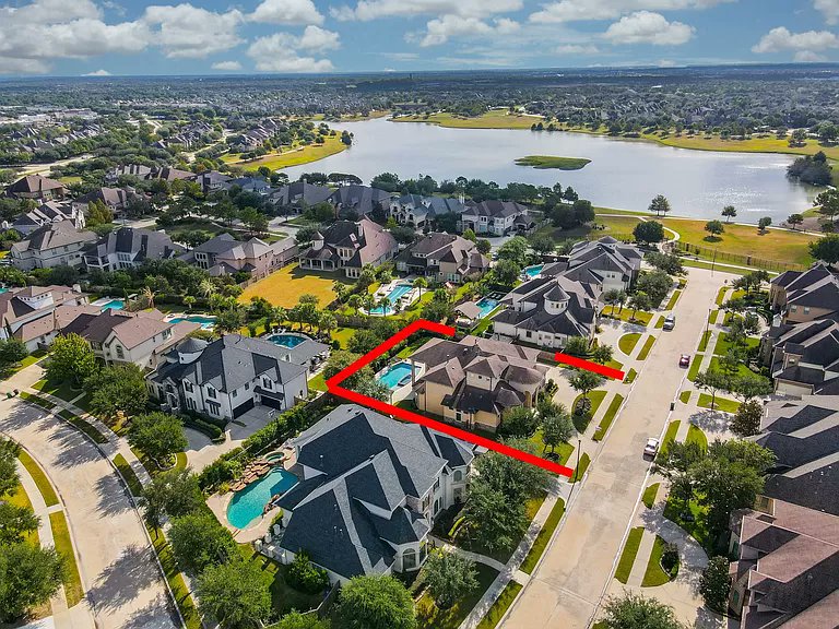 Par rapport à l'affaire de villa achetée fin 2022 à Texas (États-Unis) à 1 million 380 mille dollars (soit près de 12 milliards GNF), il est très difficile de défendre le directeur général de la SONAP. 

Maintenant qu'il reconnaît la paternité de cette demeure imposante, le débat